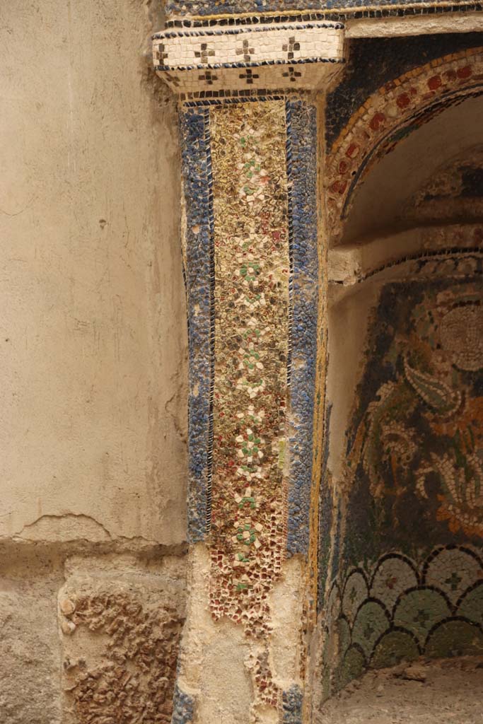 III,3 Herculaneum, October 2020. 
Detail from left (east) side of mosaic and shell-trimmed niche. Photo courtesy of Klaus Heese.
