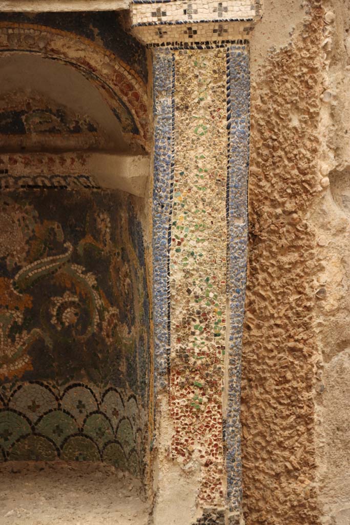 III,3 Herculaneum, October 2020. 
Detail from right (west) side of mosaic and shell-trimmed niche. Photo courtesy of Klaus Heese.
