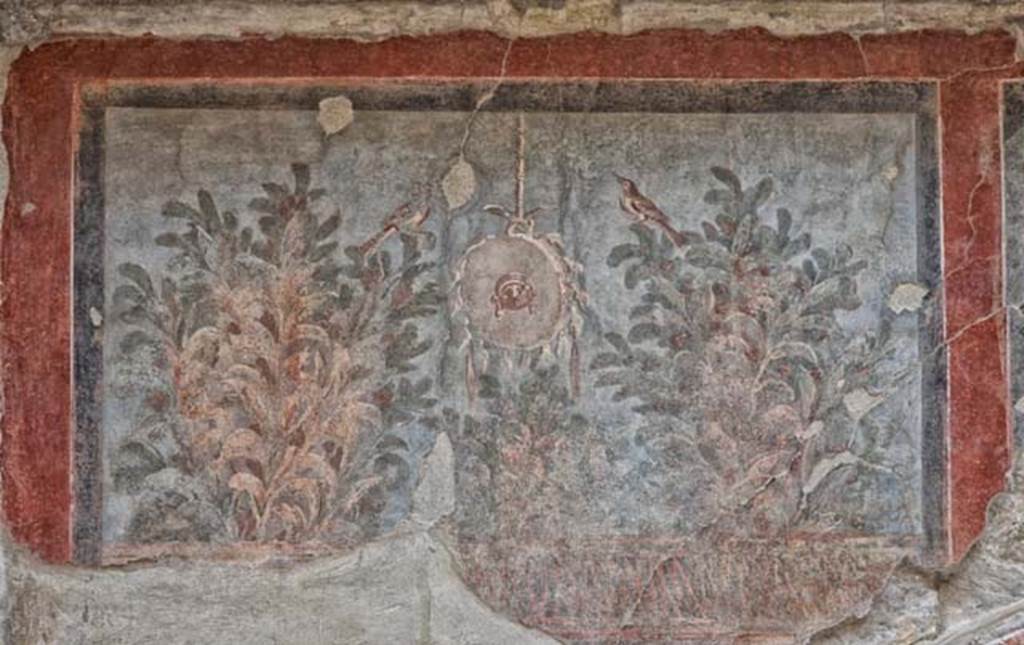III,3 Herculaneum, April 2018. Garden painting at east end of south wall above nymphaeum.
Photo courtesy of Ian Lycett-King. Use is subject to Creative Commons Attribution-NonCommercial License v.4 International.

