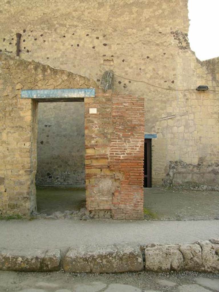 III.9, Herculaneum. May 2005. Entrance doorway, in northern facade of Insula III. 
Photo courtesy  of Nicolas Monteix.

