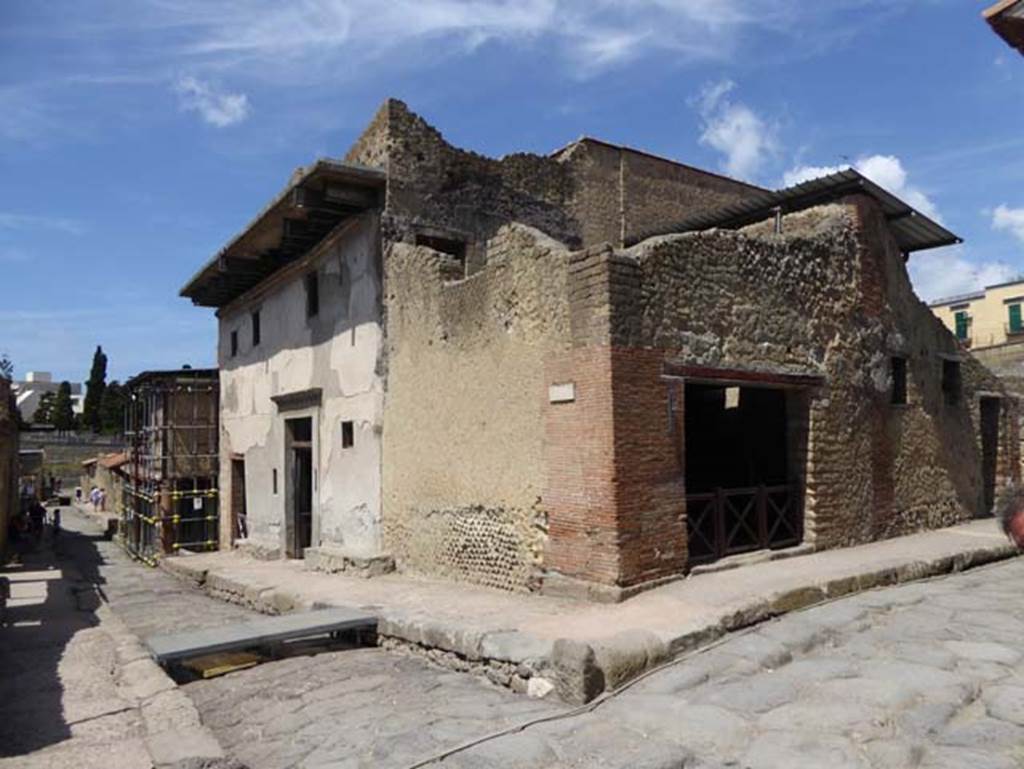 III.10, on right, Herculaneum, September 2015. Looking at junction with Cardo IV Inferiore, on left, and Decumanus Inferiore, on right.  Photo courtesy of Michael Binns.
