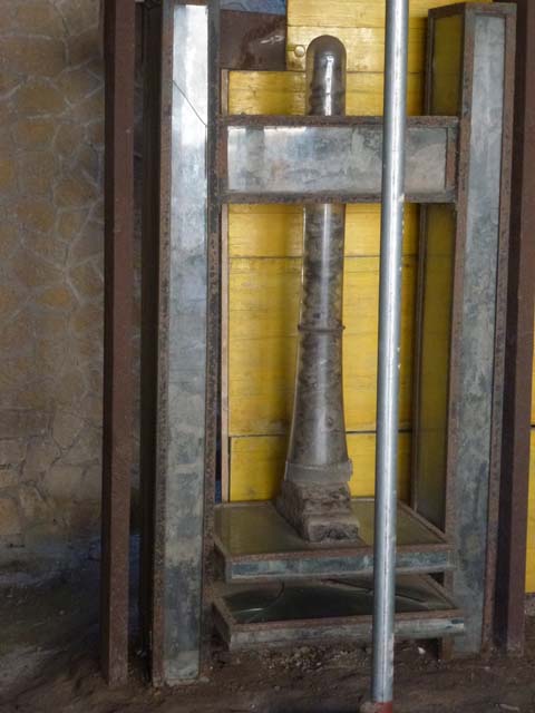lll.10 Herculaneum, October 2012. Detail of the wooden screw press.  Photo courtesy of Michael Binns.
