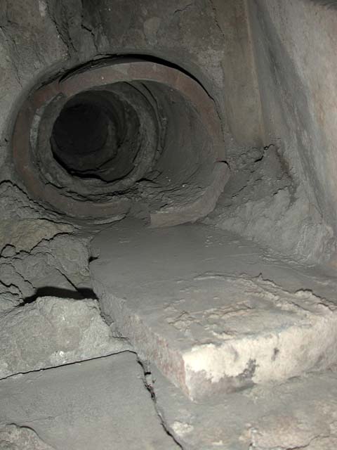 III.10, Herculaneum. September 2003. Detail of downpipe of latrine in upper floor room. Photo courtesy of Nicolas Monteix.
