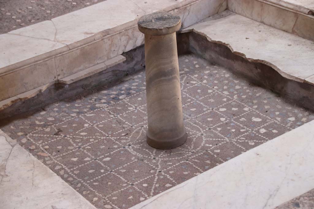 III.11 Herculaneum. September 2019. 
Room 6, detail of opus signinum in impluvium, which was below a later covering of marble. 
Photo courtesy of Klaus Heese.

