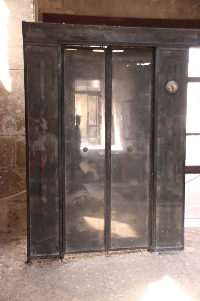 III.11 Herculaneum. September 2019.   
Room 6, looking from atrium towards wooden screen/partition at south end of tablinum. 
Photo courtesy of Klaus Heese.
