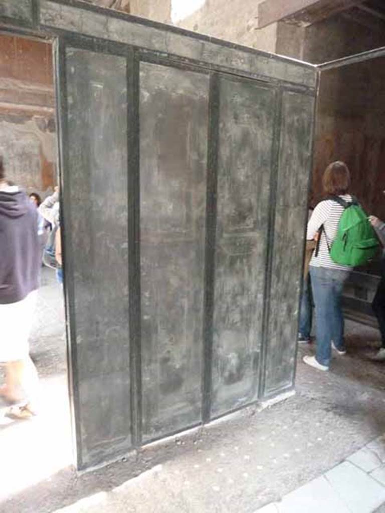 III.11 Herculaneum. May 2010. Wooden Screen at south end, taken from tablinum. 