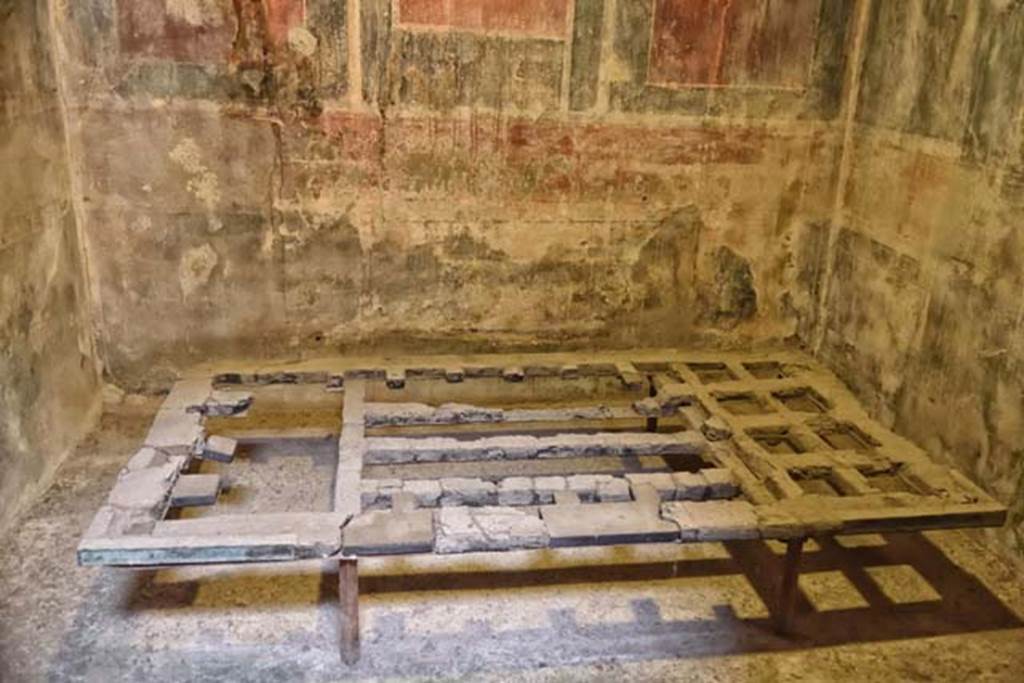 III,11 Herculaneum, April 2018. Room 5, Carbonized bed in south-west corner. Photo courtesy of Ian Lycett-King. 
Use is subject to Creative Commons Attribution-NonCommercial License v.4 International.

