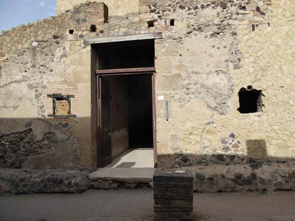 III 16, Herculaneum, October 2014. Entrance doorway on west side of Cardo IV Inferiore. Photo courtesy of Michael Binns.

