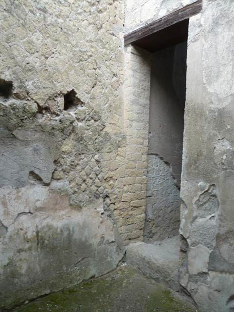 Ins. III.16, Herculaneum, September 2015. Doorway to room 3 in north-east corner of atrium.