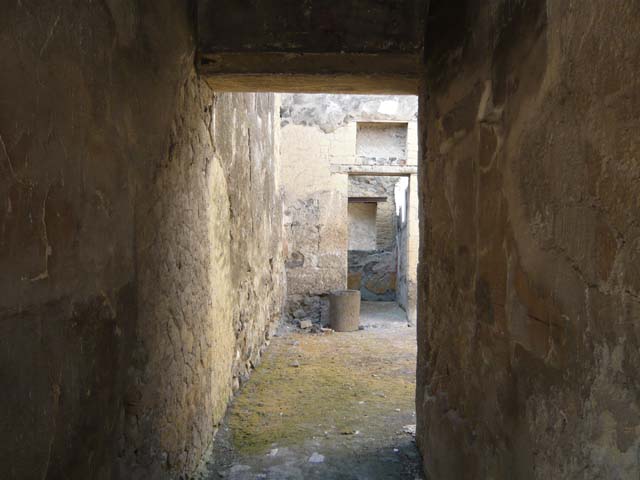 Ins. III 17, Herculaneum, September 2015. Cardo IV Inferiore, looking north along bench/seat on north side of entrance doorway.