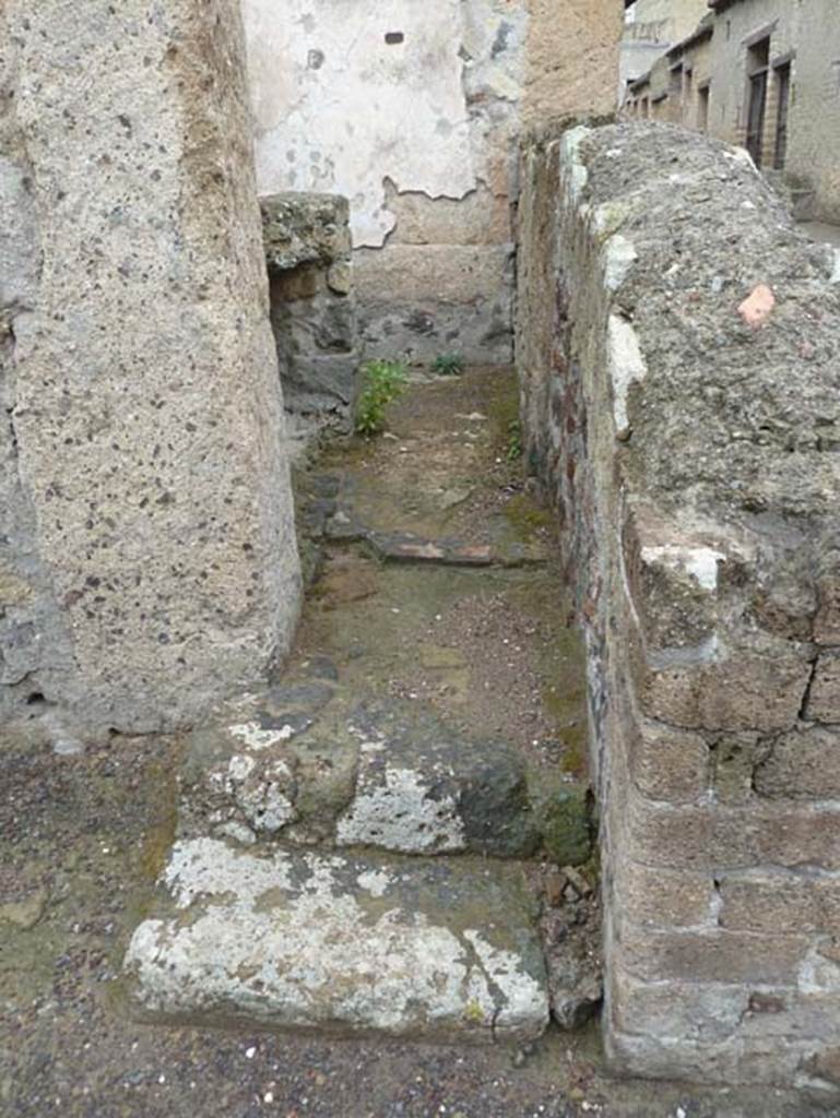 Ins. III.18 Herculaneum, September 2015. Looking north along small room 38a on west side of entrance doorway.