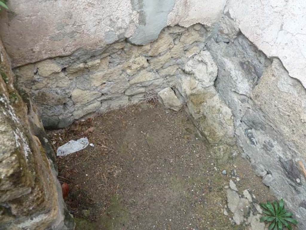 Ins. III.18 Herculaneum, September 2015. Latrine at north end of small bench/hearth.