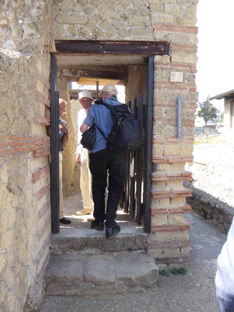 IV.2/1, Herculaneum, September 2016. Looking towards “open” entrance doorway for the Herculaneum Society visit.  Photo courtesy of Michael Binns.
