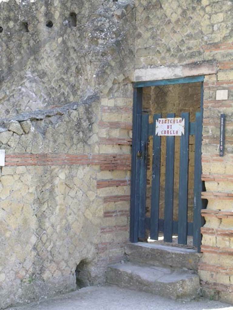 IV.1, Herculaneum, June 2005. Entrance doorway, with notice “Pericolo di Crollo”. (Danger of collapse). Photo courtesy of Nicolas Monteix.

