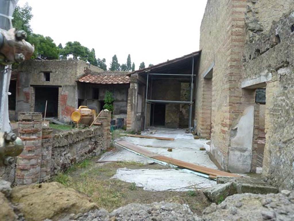Ins IV.2/1, Herculaneum, September 2015. Looking east across south portico of garden area, during restoration.
