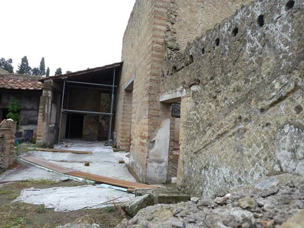 Ins IV.2/1, Herculaneum, September 2015. Looking east across south wall of portico. 