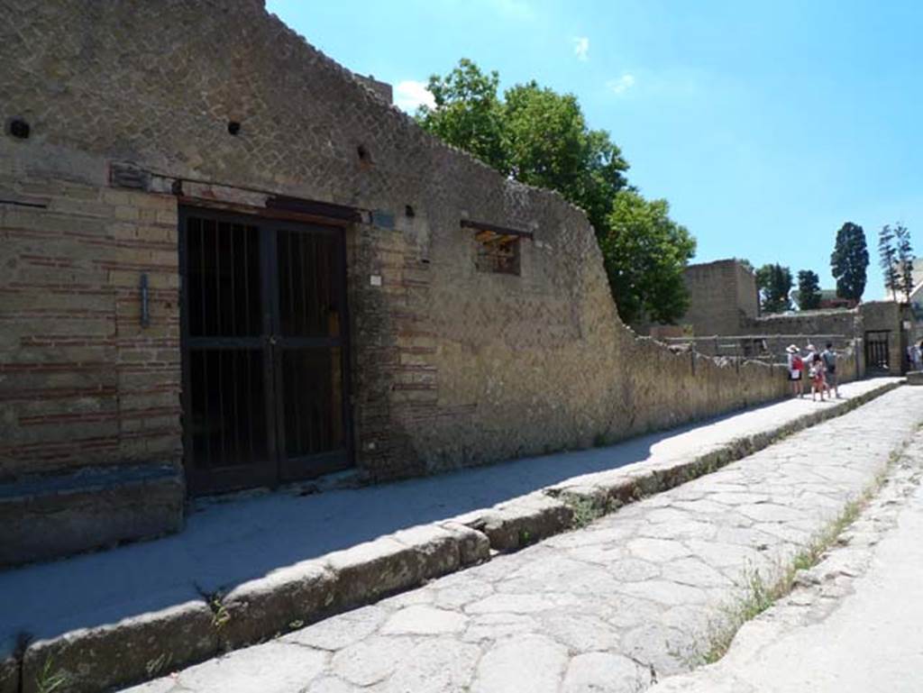 IV.2/1, Herculaneum, June 2017, Looking towards entrance doorway, numbered 2 on left, and south along façade to rear entrance at number 1, on right. Photo courtesy of Michael Binns.
