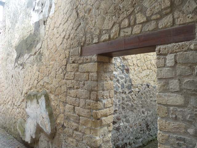 IV.4 Herculaneum. September 2015. Doorway to room 2, in south side of entrance corridor.