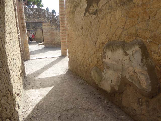 IV.4, Herculaneum, October 2014. Looking east from entrance corridor/vestibule. Photo courtesy of Michael Binns.