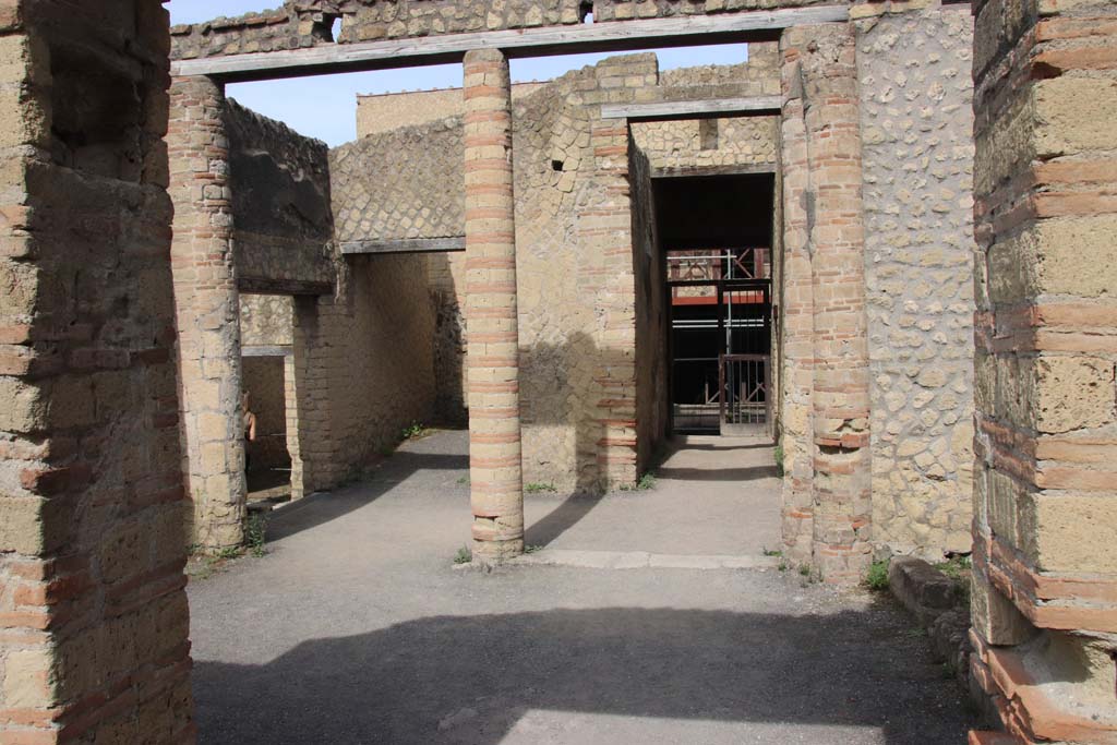 IV.4 Herculaneum. September 2017. 
Looking west towards column in courtyard area. Photo courtesy of Klaus Heese.
