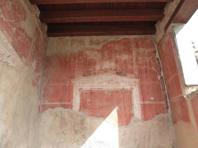 IV.4, Herculaneum, October 2020. Courtyard 3, detail from upper north wall of small courtyard 3. Photo courtesy of Klaus Heese.