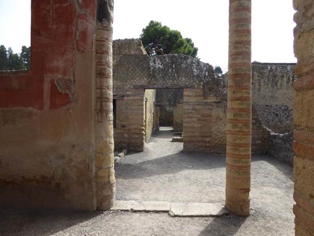 IV.4 Herculaneum. September 2015. Doorway to room 4, looking west.