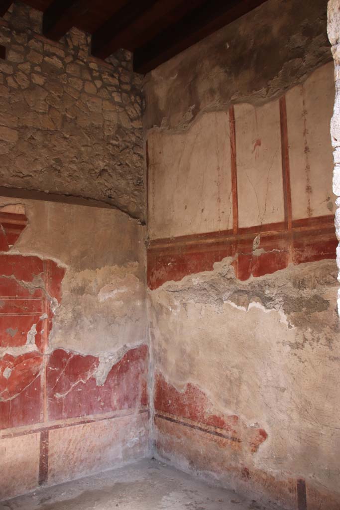 IV.4 Herculaneum. September 2015. Room 4, north wall.