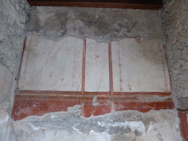 IV.4, Herculaneum, October 2020. 
Room 4, detail of painted decoration from upper north wall of cubiculum. Photo courtesy of Klaus Heese.
