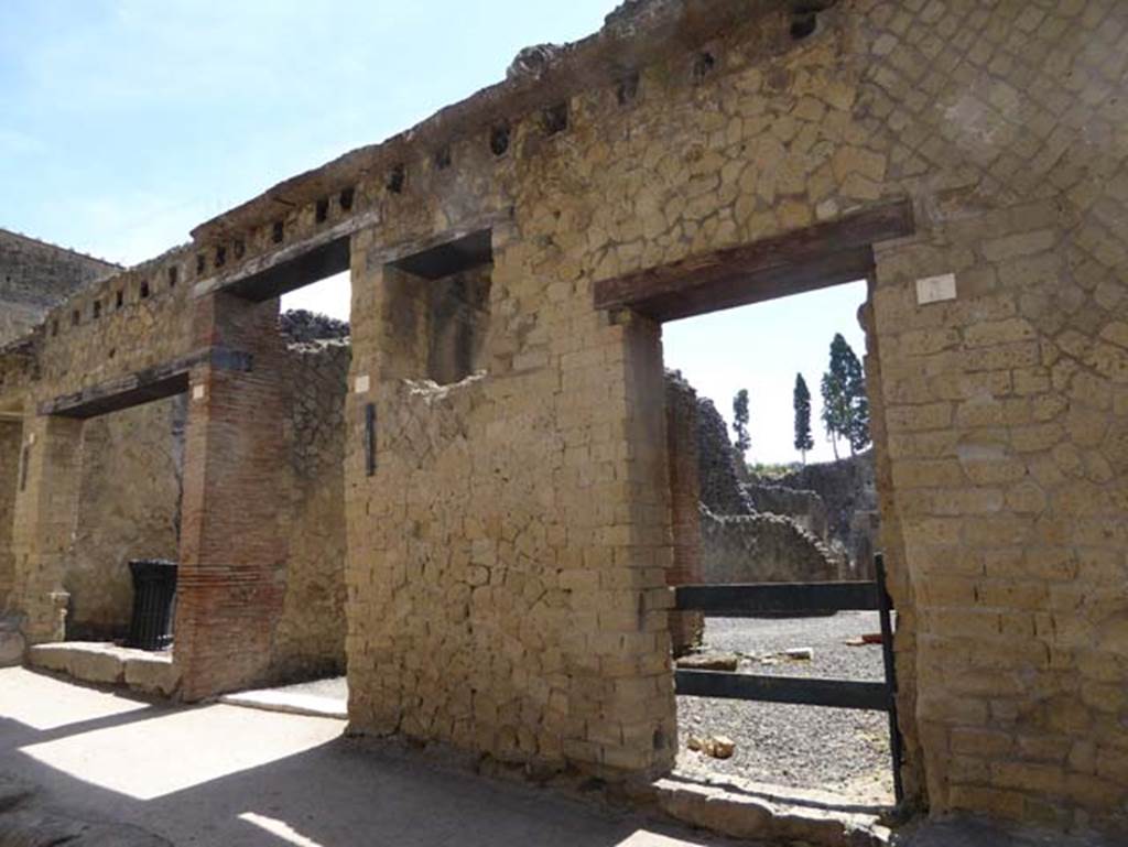 IV.5 Herculaneum, on right, September 2015. Entrance doorways to linked property on east side of Cardo IV Inferiore, IV.7, on left, and IV.6 in centre.  Photo courtesy of Michael Binns.
