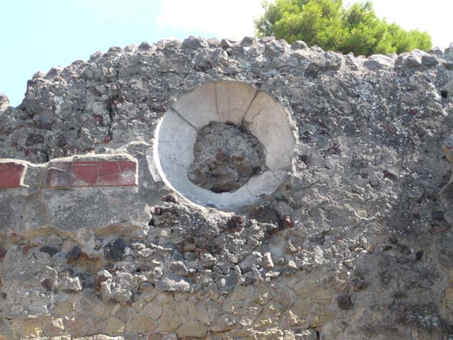 IV.6 Herculaneum. August 2013. Room 11, oecus/exedra, detail of circular window from east wall. Photo courtesy of Buzz Ferebee.

