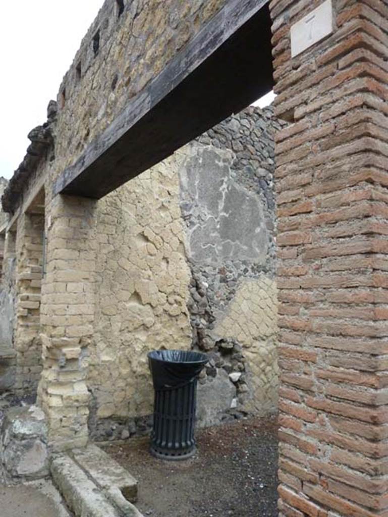 IV.7, Herculaneum, September 2015. Entrance doorway to shop.