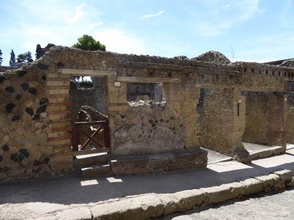 IV.9, on left, Herculaneum. July 2015. Looking east to entrance doorways, with IV.8 and IV.7, on right.  Photo courtesy of Michael Binns.
