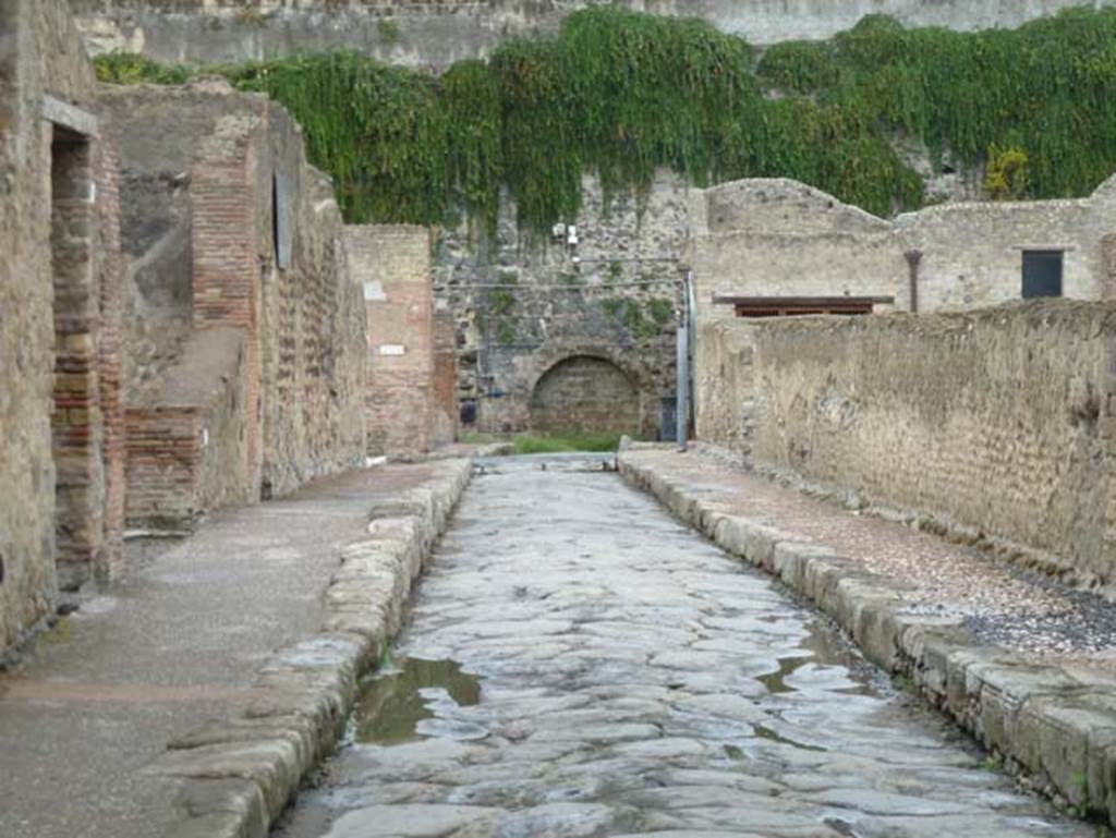 Decumanus Inferiore, Herculaneum, September 2015. Looking west from junction with Cardo IV Inferiore. On the left is III.9, and on the right is VI.4/5, south wall of the Baths.

