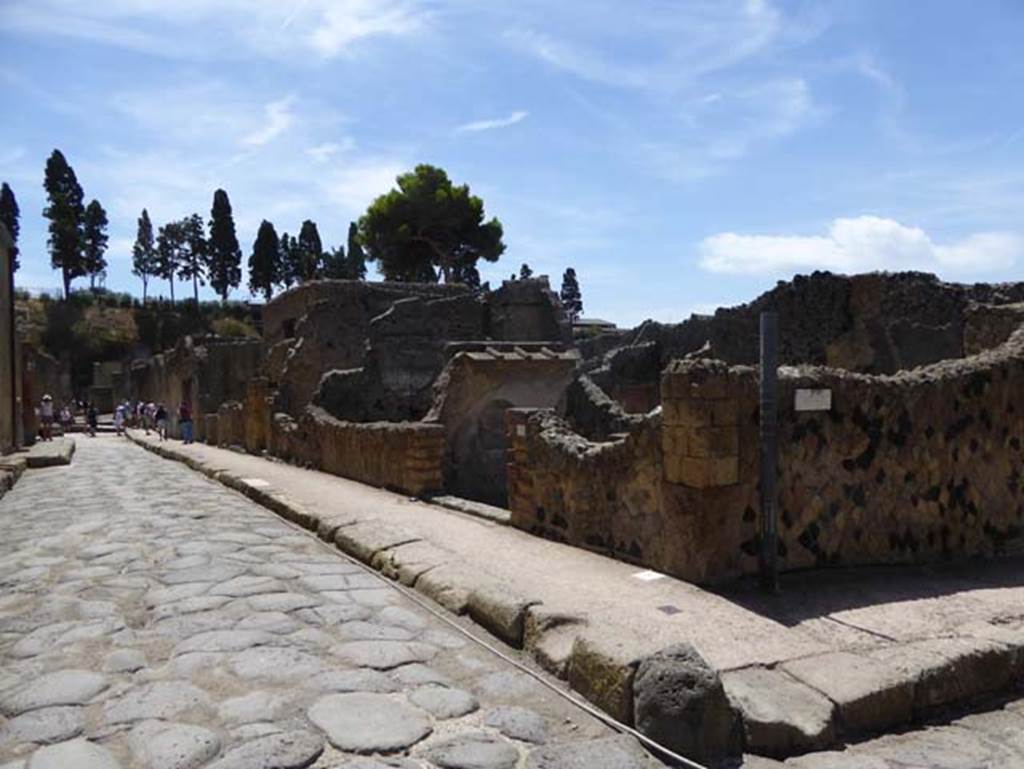 Decumanus Inferiore, Herculaneum, July 2015. Looking east from junction with Cardo IV, with IV.10 on the right.  Photo courtesy of Michael Binns.
