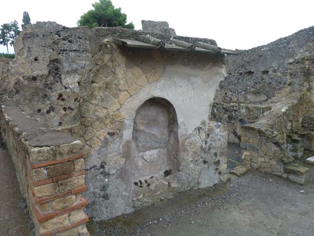 IV.10, Herculaneum, September 2015. Niche in east wall of shop-room