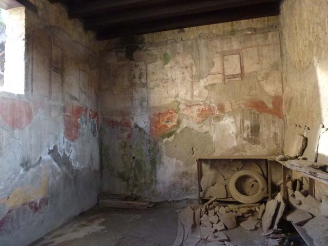 IV.11, Herculaneum, October 2012. Detail from painting on east wall. Photo courtesy of Michael Binns.