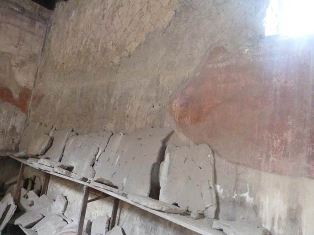 Ins. IV.11, Herculaneum, September 2015. South wall in room.