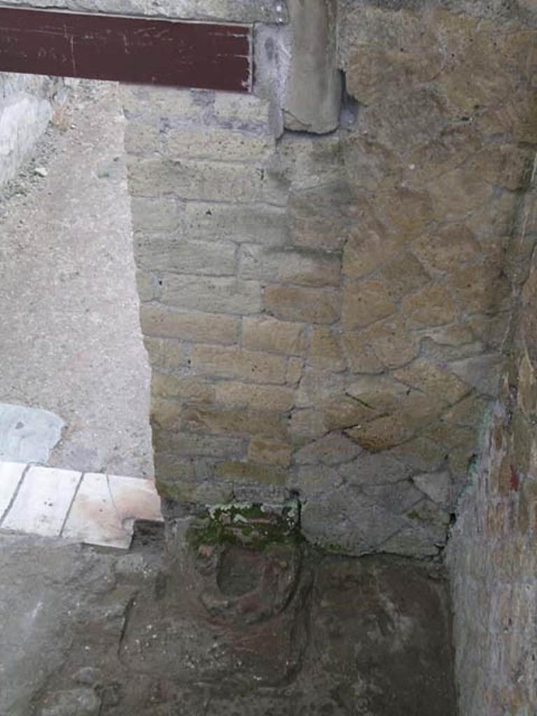 IV.13 Herculaneum, May 2005. 
Detail of south-east corner of entrance vestibule. Photo courtesy of Nicolas Monteix.
