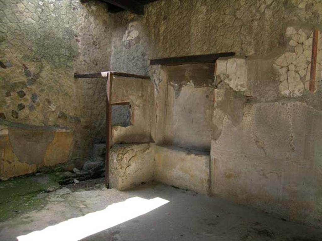 IV, 14, Herculaneum, May 2006. General view, looking towards the latrine in south-west corner.
Photo courtesy of Nicolas Monteix.
