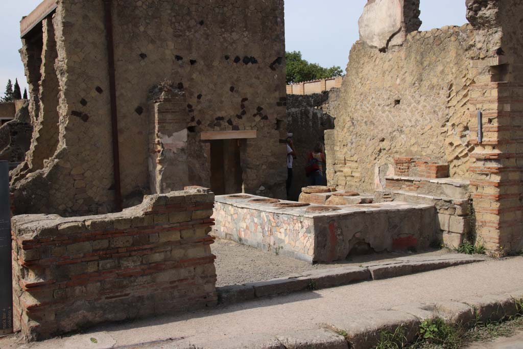 IV.15, Herculaneum, September 2017. Looking south to entrance doorway at junction of Decumanus Inferiore, with Cardo V, on left.
Photo courtesy of Klaus Heese.
