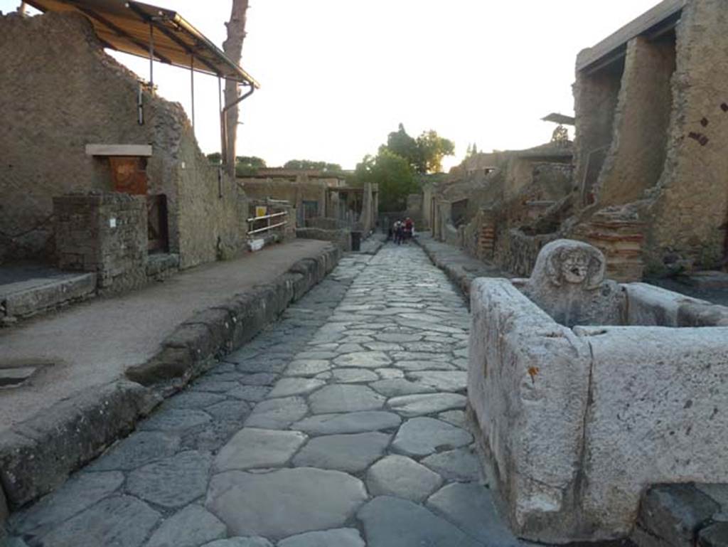 Cardo V Inferiore, Herculaneum, September 2015. Looking south towards fountain on corner near Ins. IV 15/16 on right. See photos at IV.16
