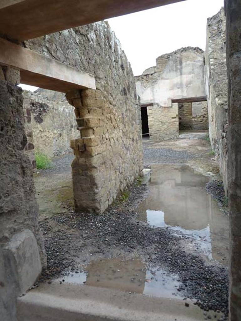 IV.15/16, Herculaneum, September 2015. Looking west towards atrium of the dwelling, from first of the two rooms, see also IV.13. The doorway on the left would lead into a small triclinium.
