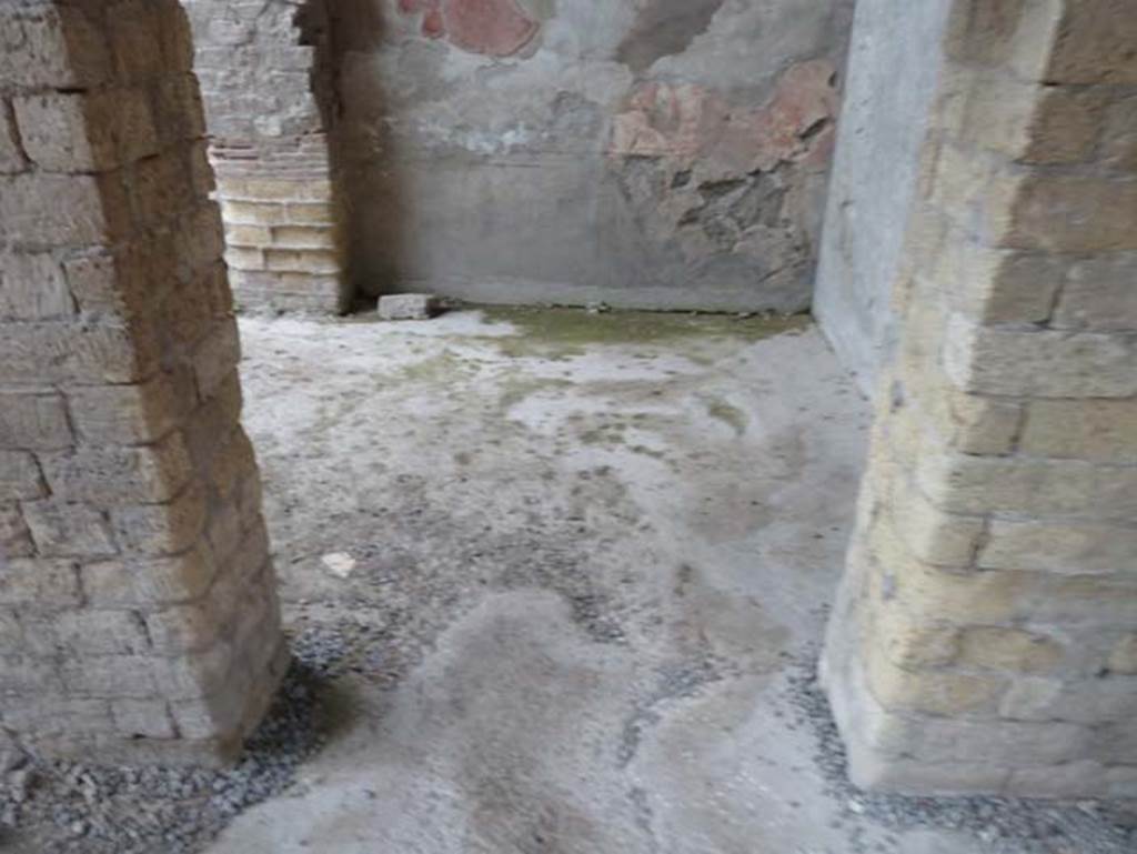 Ins. IV.15/16, Herculaneum, September 2015. Doorway into the second of the two rooms on the south side of the bar-room.