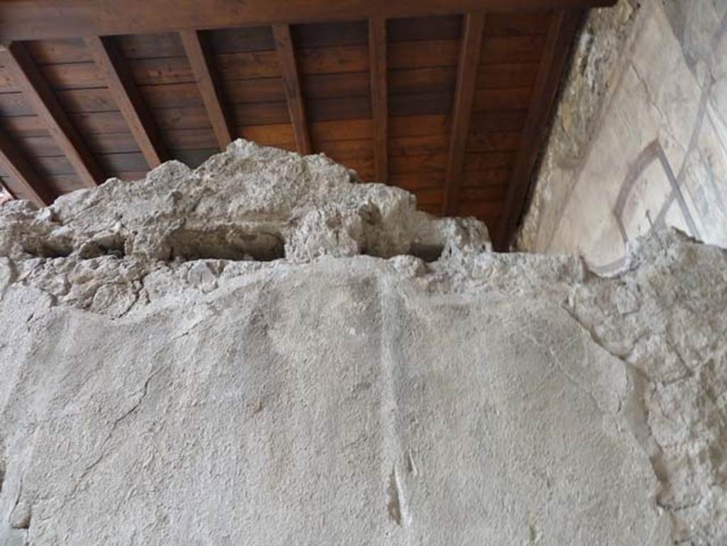 Ins. IV.15/16, Herculaneum, September 2015. Remains above the doorway.