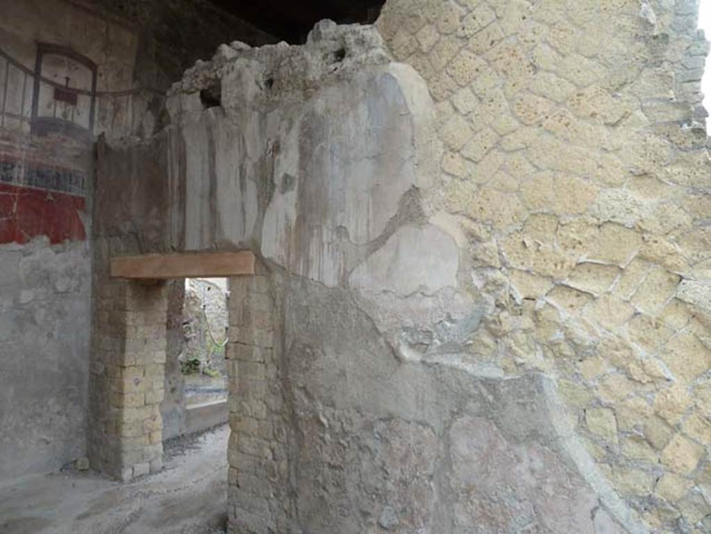 Ins. IV.15/16, Herculaneum, September 2015. Doorway in north-west corner of second room on south side of bar-room.