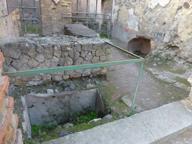 Ins. IV.17, Herculaneum, September 2015. North side of rear room, with bench/podium.