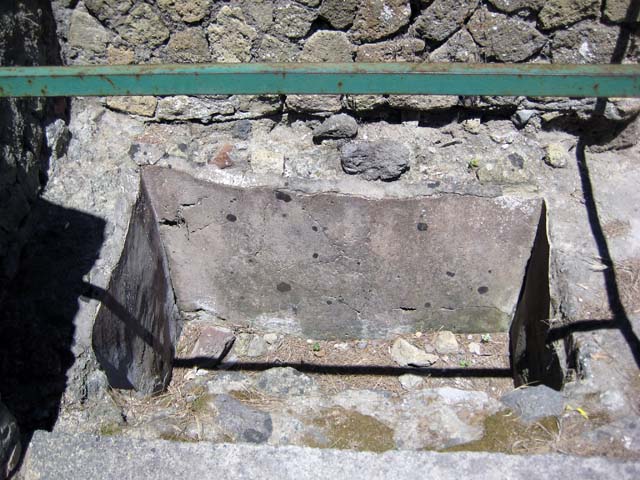 A close up of a stone fence

Description generated with high confidence