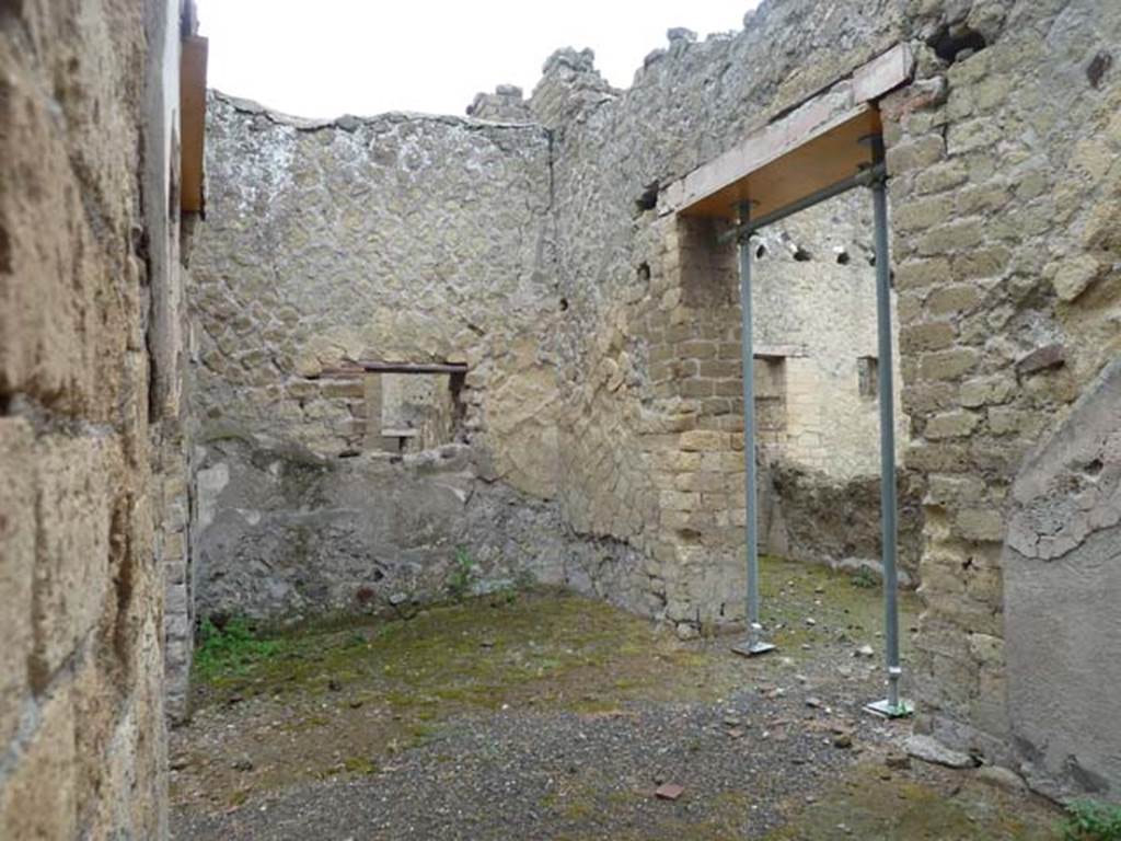 IV.17/18, Herculaneum, September 2015. Looking towards south-west corner of vestibule.
On the left is a doorway into the triclinium, and on the right is the doorway into the small tetrastyle atrium, photograph taken through doorway from IV.17.

