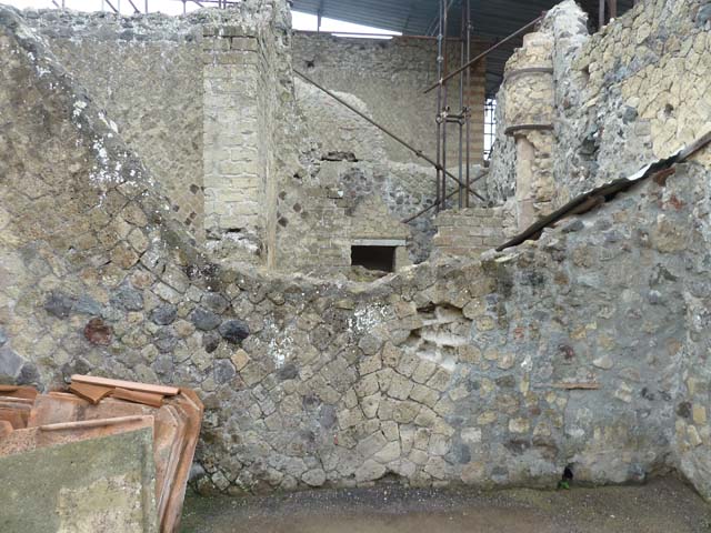 IV.4 Herculaneum. September 2015. Room 16, south wall.