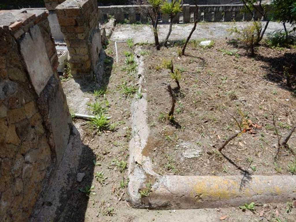 IV.21, Herculaneum. May 2018. Garden terrace at east end of terrace overlooking beachfront, looking south.
On the left would have been the doorway to room 22.  Photo courtesy of Buzz Ferebee. 

